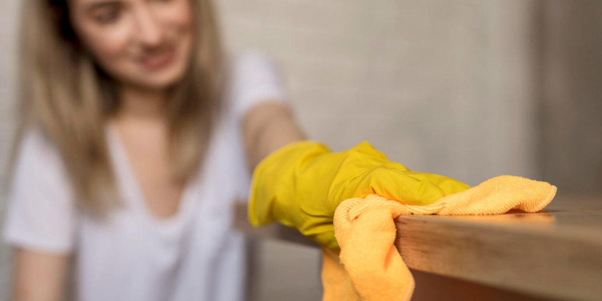 Wycieranie kurzu w mieszkaniu