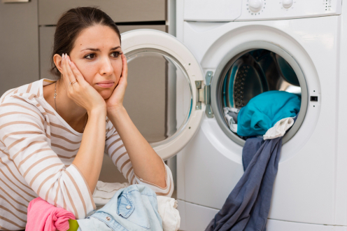Pralka brudzi ubrania? - Podpowiadamy co zrobić