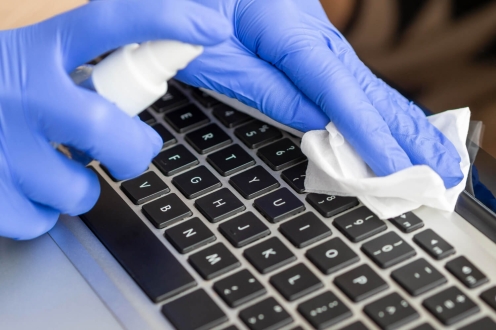 Czyszczenie laptopa — czego użyć, aby nie uszkodzić sprzętu?