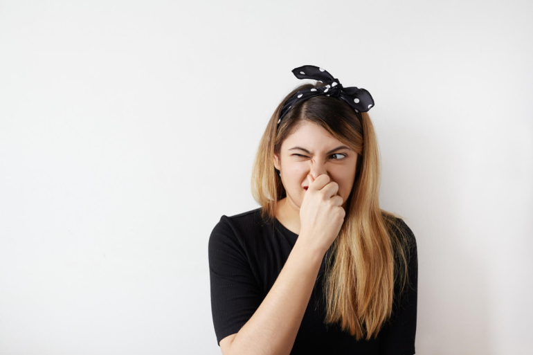 Nieprzyjemny zapach w mieszkaniu — Jak skutecznie z nim walczyć