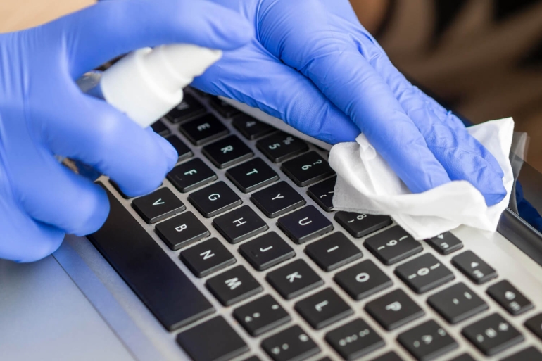 Czyszczenie laptopa —  czego użyć, aby nie uszkodzić sprzętu?